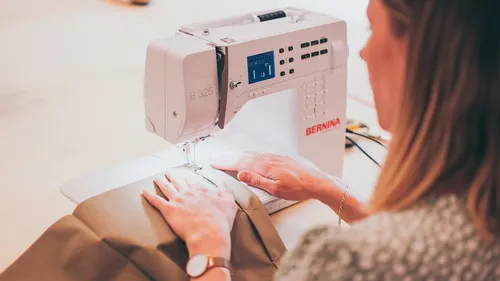 Person näht mit Bernina Nähmaschine.