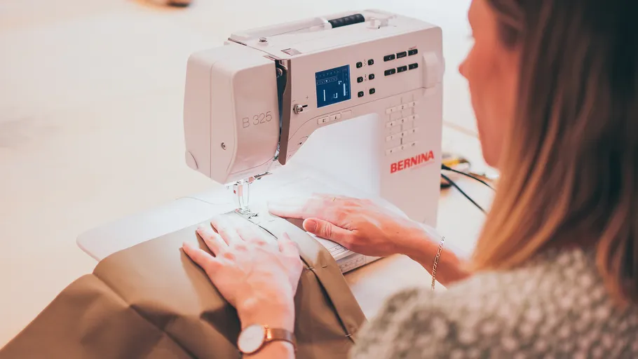 Person näht mit Bernina Nähmaschine.