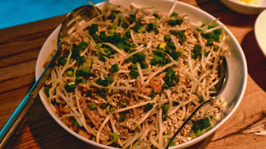 Schüssel mit Nudeln und Frühlingszwiebeln, drinnen.
