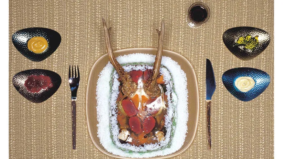 Mahlzeit mit Geweih-Mittelstück auf Jutestoff.