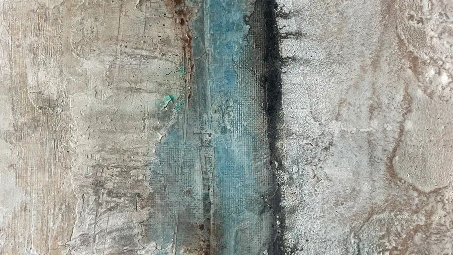 Abstrakte Wandstruktur mit Blau- und Grautönen.
