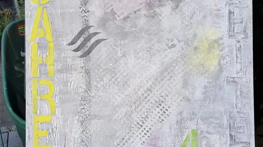 Abstrakte Kunst mit gelbem Text 'JAHR' vertikal.