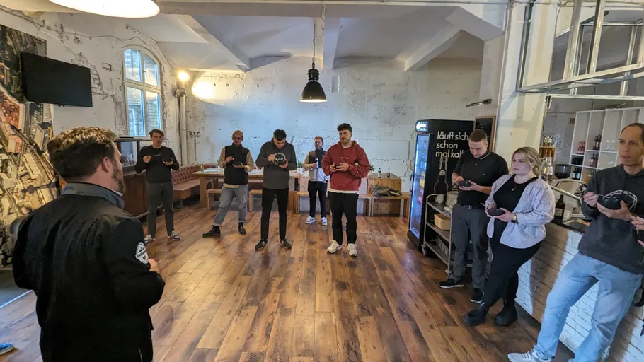 Gruppe von Personen drinnen, halten Schüsseln.