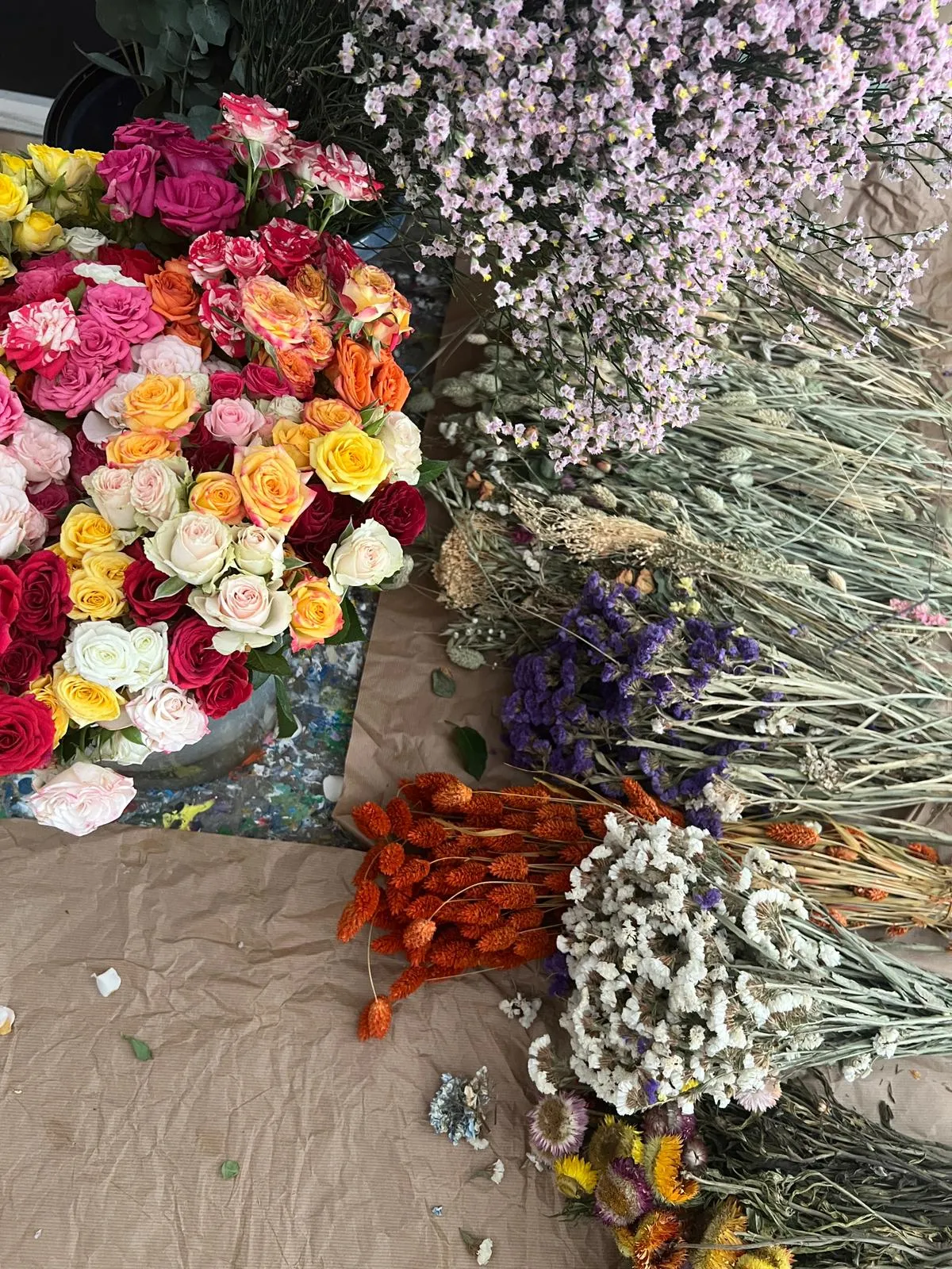 Bunte Blumen auf einem Tisch angeordnet.