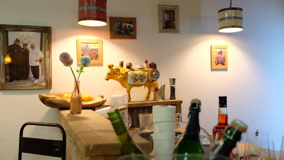 Bunte Dekorationen und Flaschen auf Holztresen.