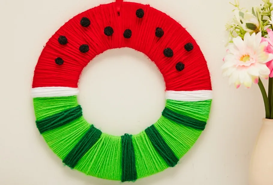 Garnkranz an Wand mit Wassermelonenfarben