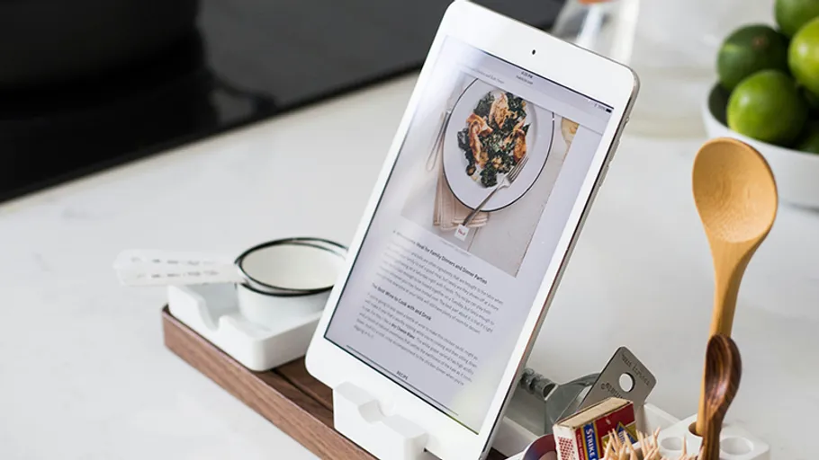 Tablet zeigt Rezept in Küchenumgebung.