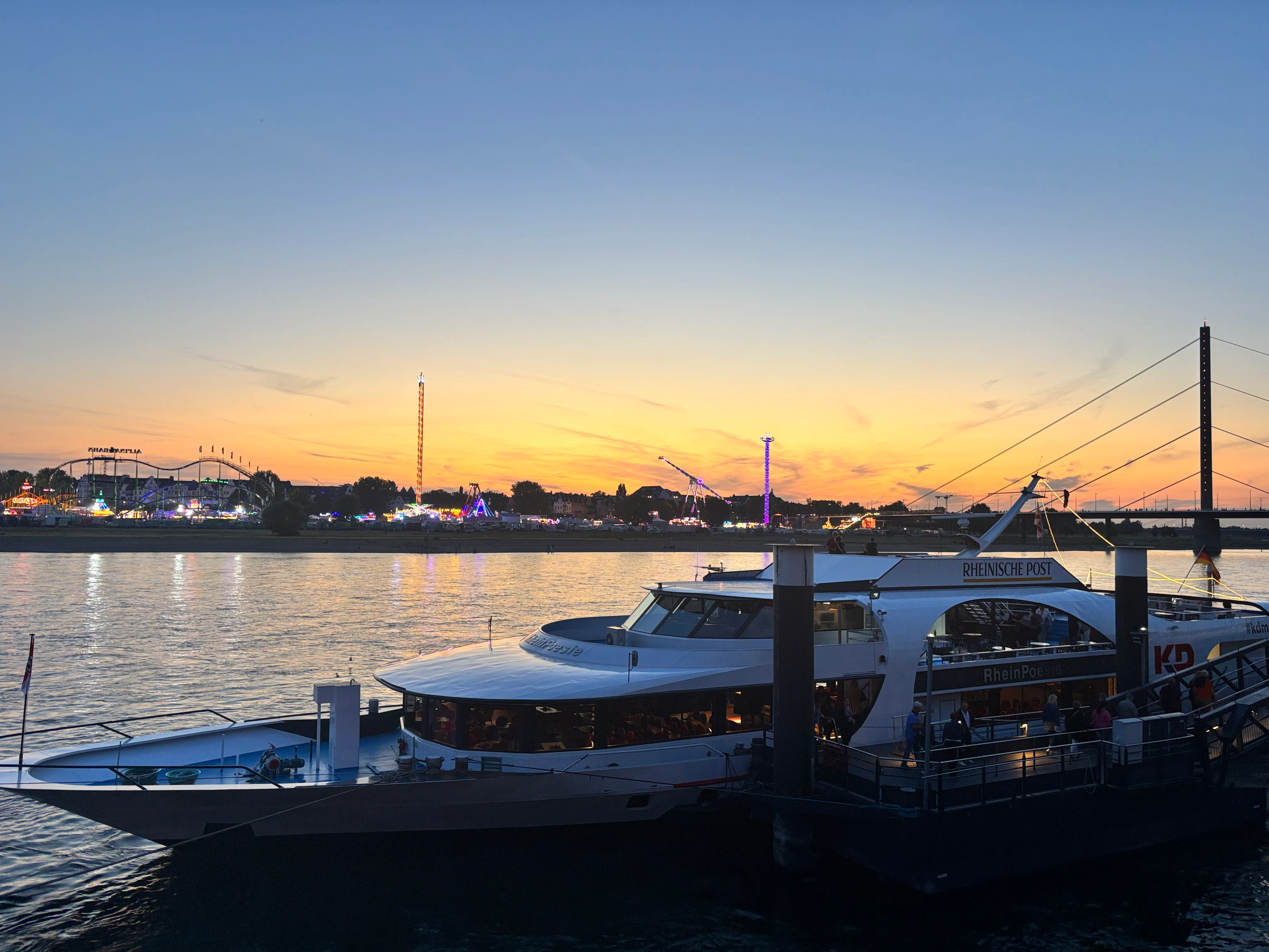 Boot bei Sonnenuntergang nahe Vergnügungspark.