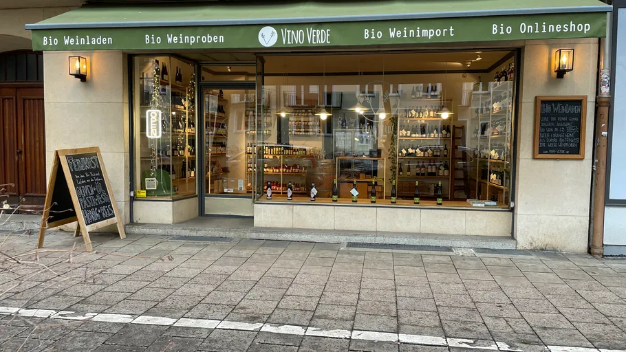 Weinladen-Eingang mit Glasfenster-Display.