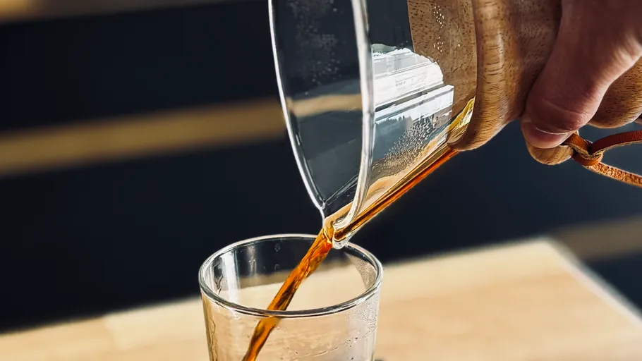 Kaffee wird in ein Glas gegossen.