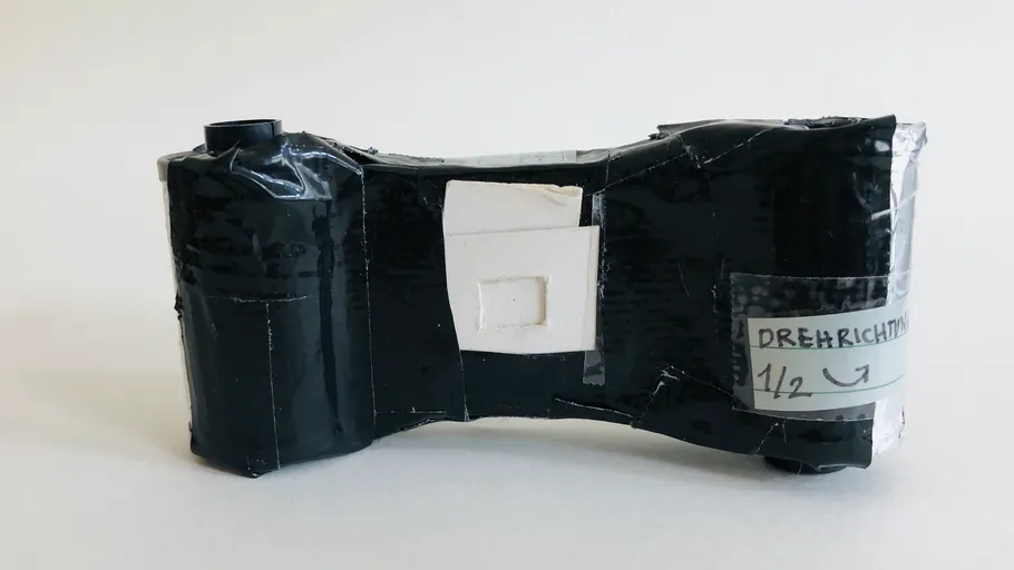 Selbstgemachte Lochkamera mit schwarzem Klebeband umwickelt.