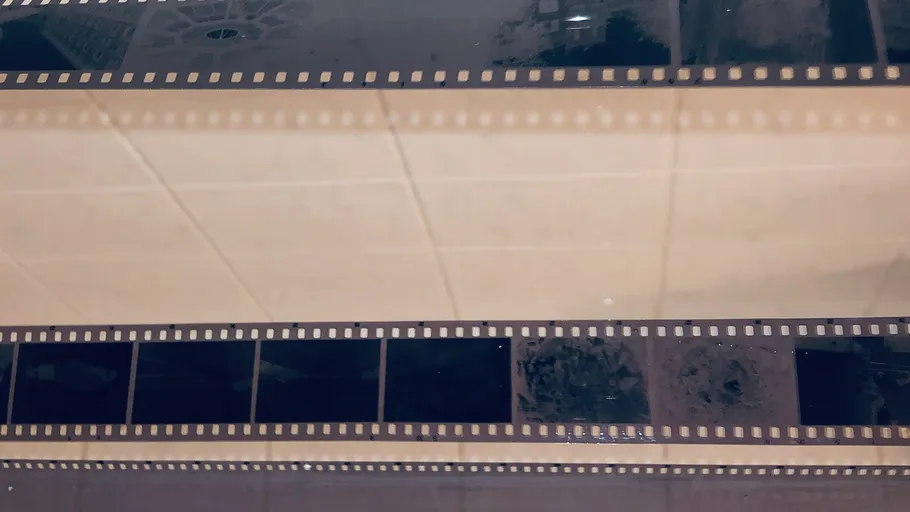 Filmstreifen trocknet auf Fliesenoberfläche.