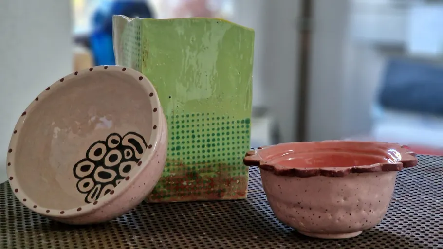 Drei Keramikschalen auf einer Metalloberfläche.