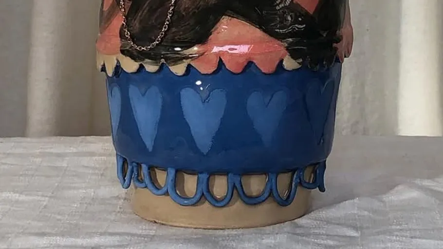 Dekorativer Vase mit blauen Herzen, rosa Oberteil.