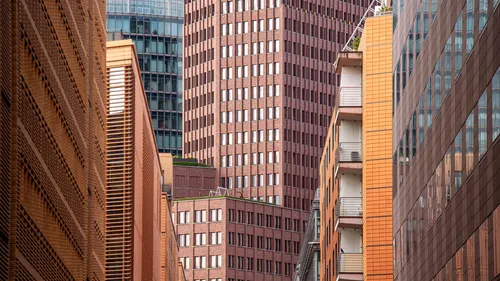 Hohe orange und Ziegelgebäude in Stadtbild.