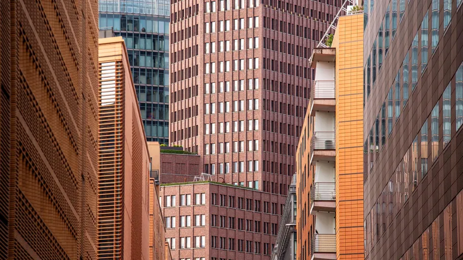 Hohe orange und Ziegelgebäude in Stadtbild.