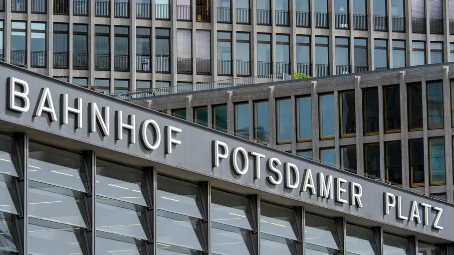 Stationsschild mit Aufschrift Bahnhof Potsdamer Platz außen.