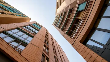 Hohe moderne Gebäude mit Glasfassaden gegen Himmel.