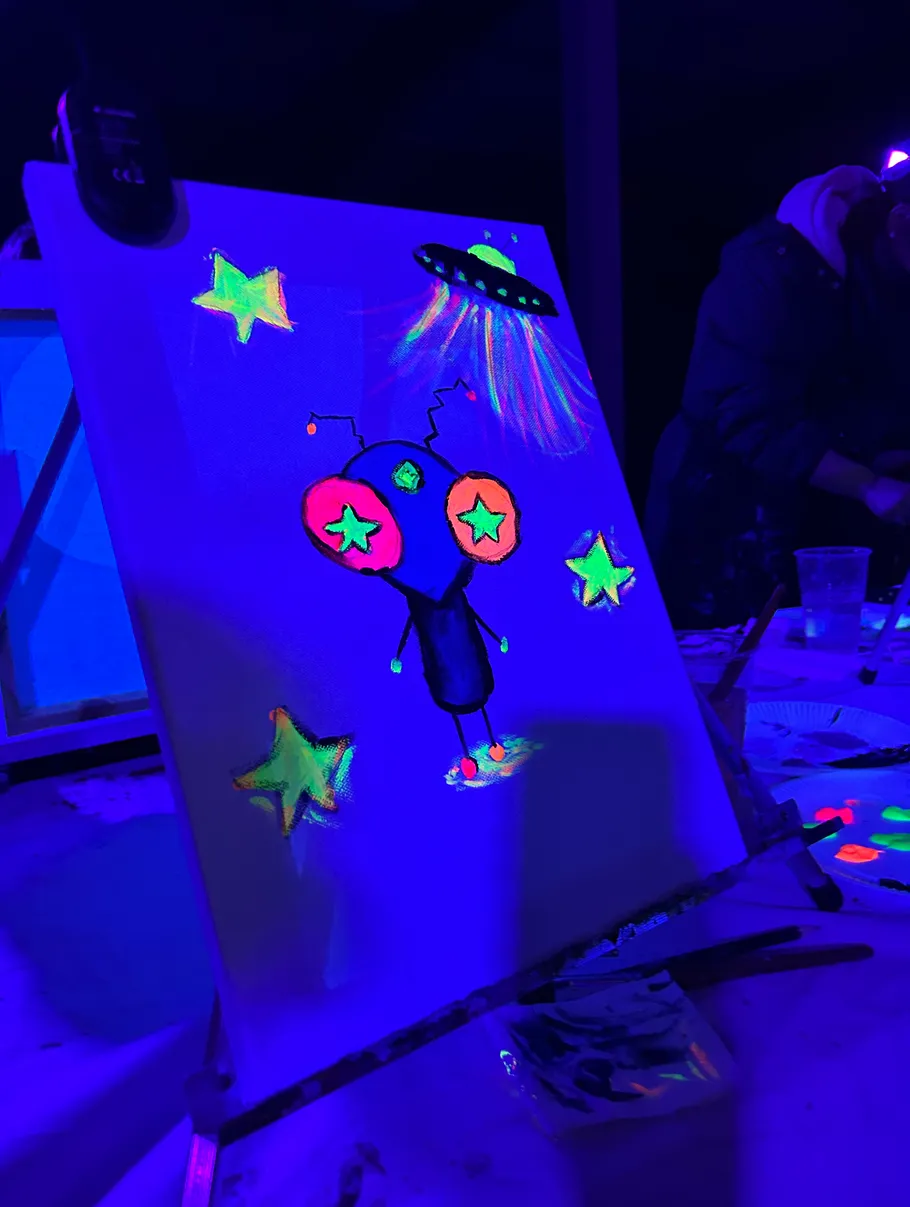 Fluoreszierendes Alien-Gemälde unter Schwarzlicht.