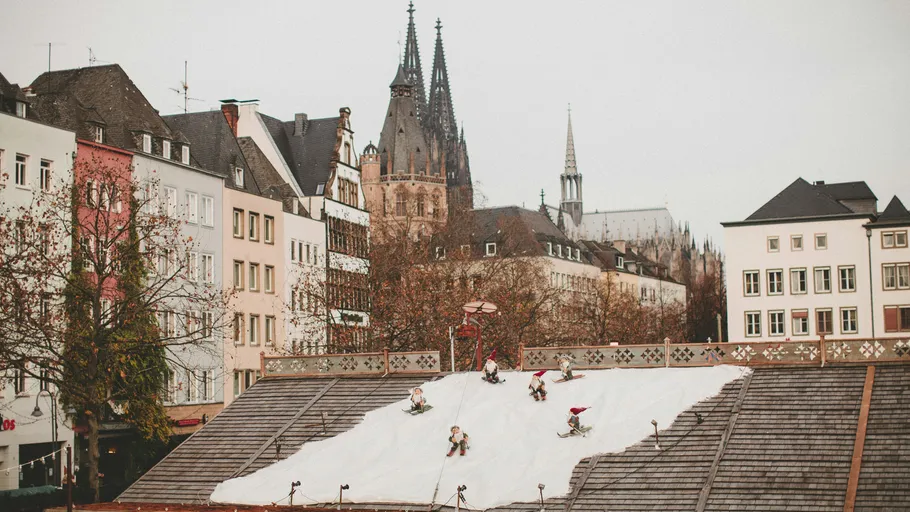 Verschneite Dachszene mit Miniatur-Rodeln.