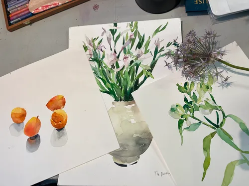 Aquarellgemälde von Obst und Blumen auf Tisch.