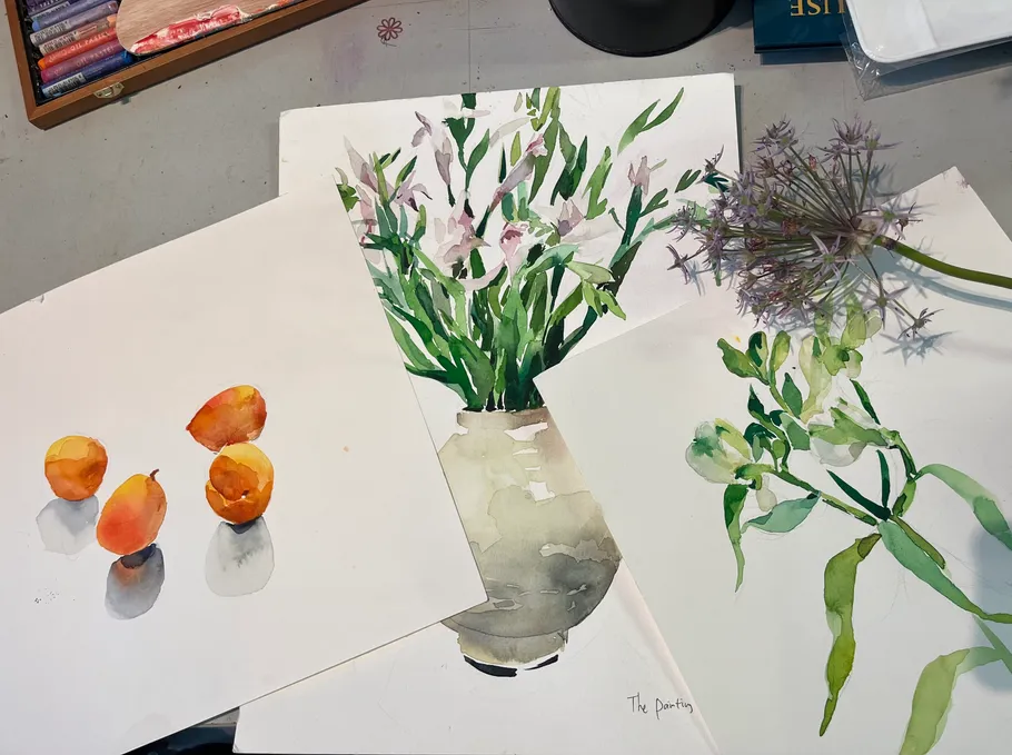Aquarellgemälde von Obst und Blumen auf Tisch.