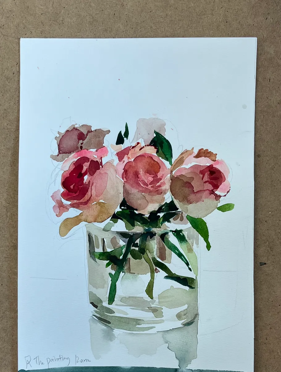 Aquarellrosen in einer klaren Glasvase.