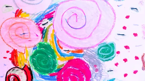 Bunte Spiralen in abstraktem Wachsmalstiftbild.