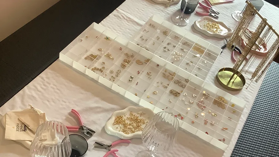 Schmuckzubehör auf einem weißen Tisch.