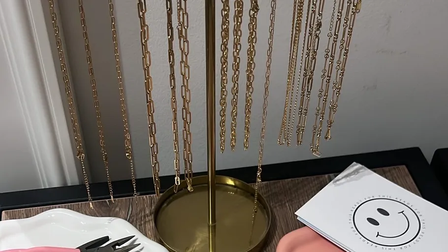 Goldketten auf einem Schmuckständer hängen.