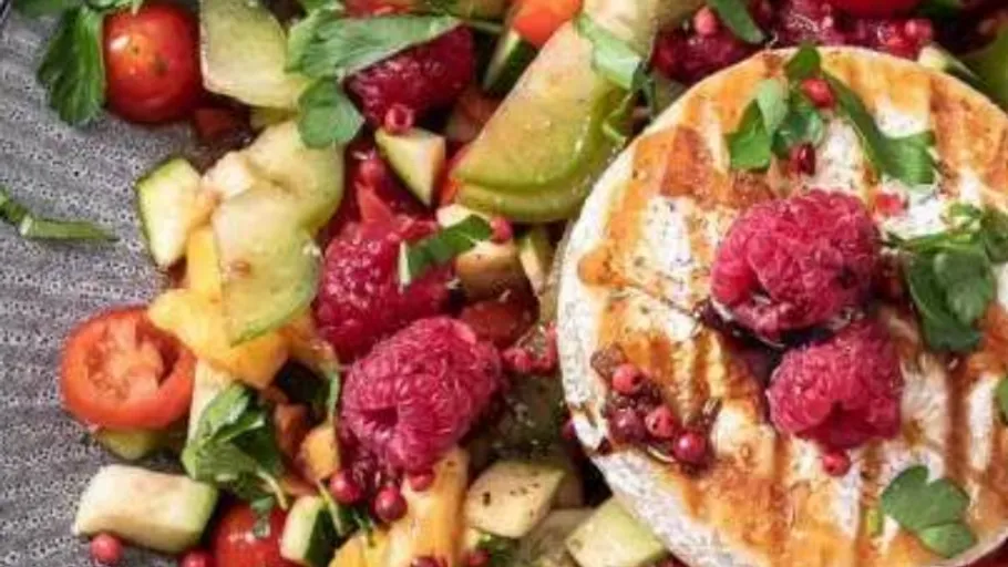 Salat mit gegrilltem Käse und Himbeeren.