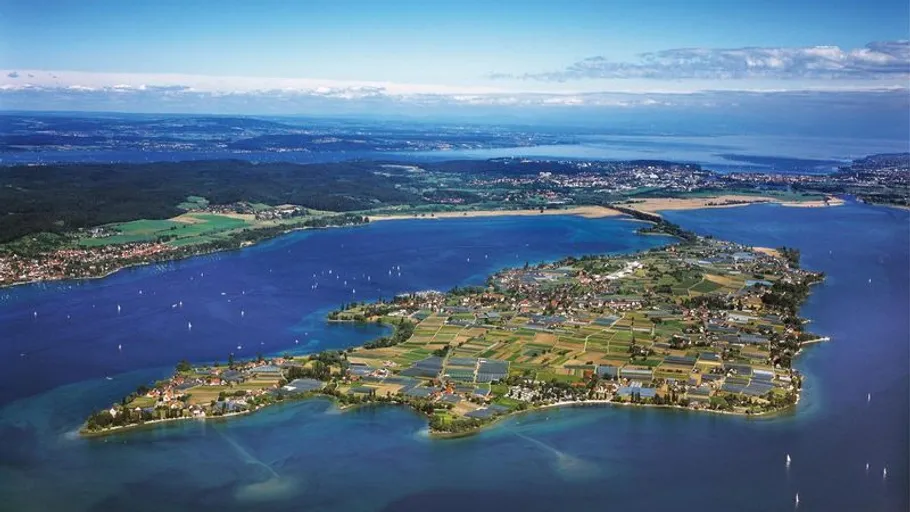 Insel mit Feldern umgeben von blauem Wasser.