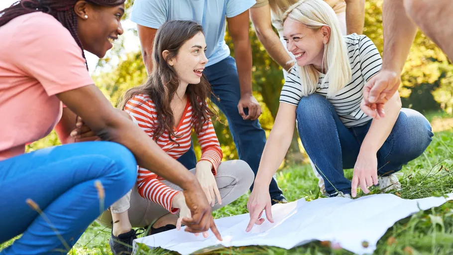 Gruppe bespricht Plan auf Karte im Freien.