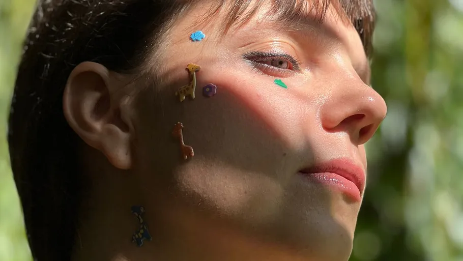 Person mit Gesichtsstickern im natürlichen Licht.