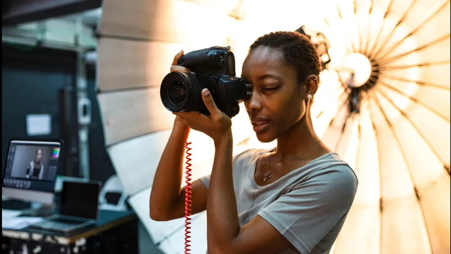 Frau fotografiert in einem Fotostudio.