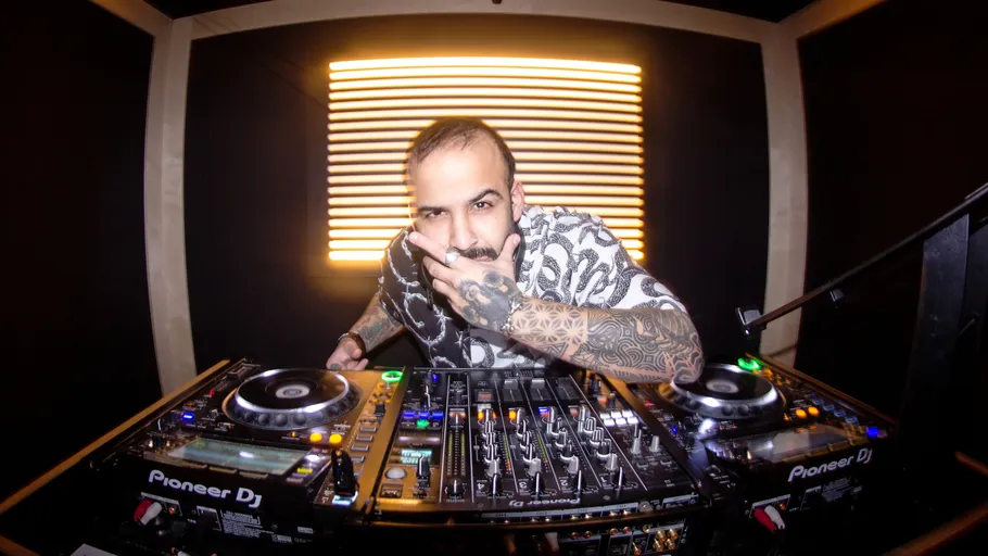 DJ spielt Musik in einem dunklen Studio.