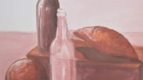 Flaschen und Brot auf einer Holzoberfläche.