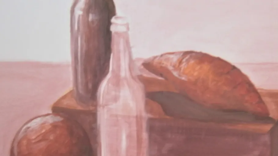 Flaschen und Brot auf einer Holzoberfläche.