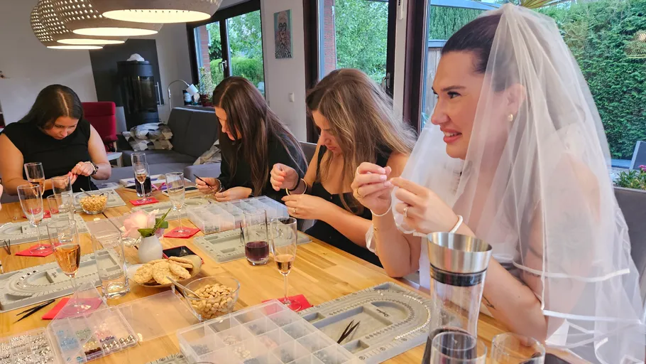 Frauen basteln Schmuck am Innentisch.