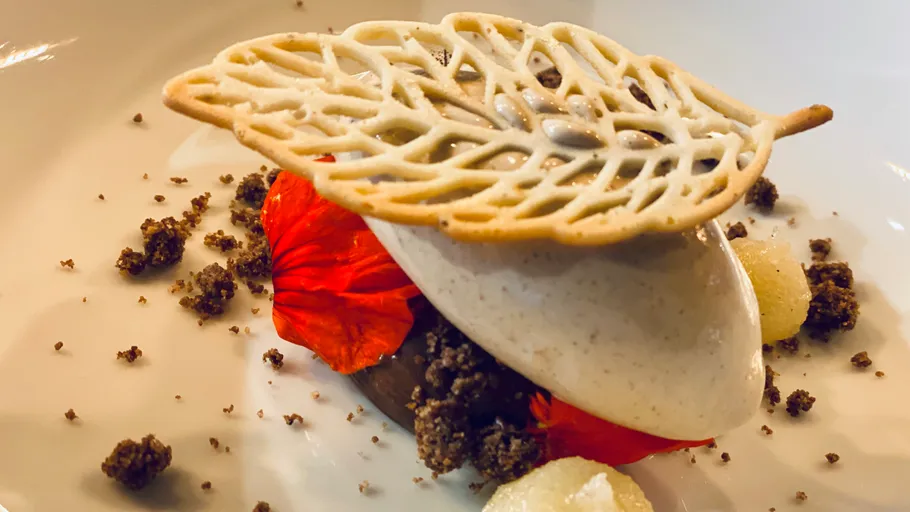 Dessert mit blattförmiger Waffel oben.