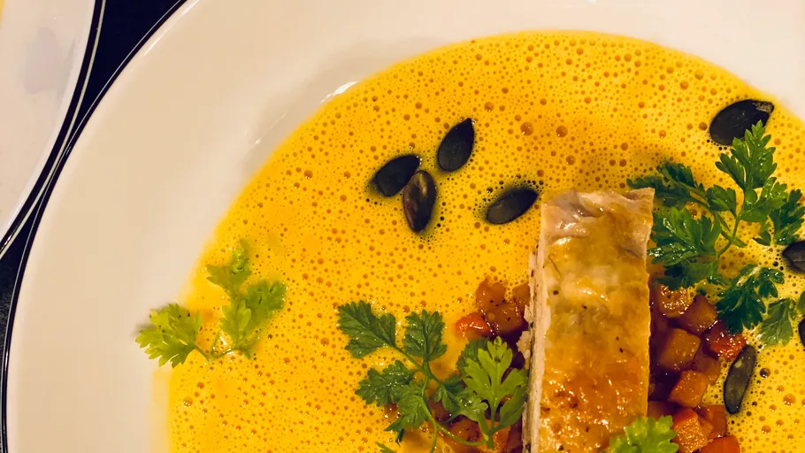 Gourmetgericht mit Schaum, Kräutern und Samen.