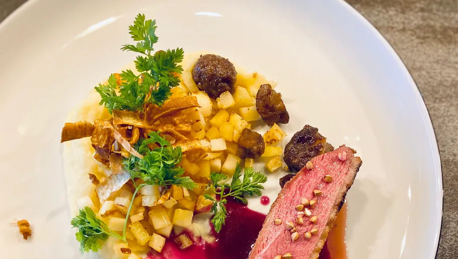 Gericht mit Entenbrust, Garnitur und Sauce.