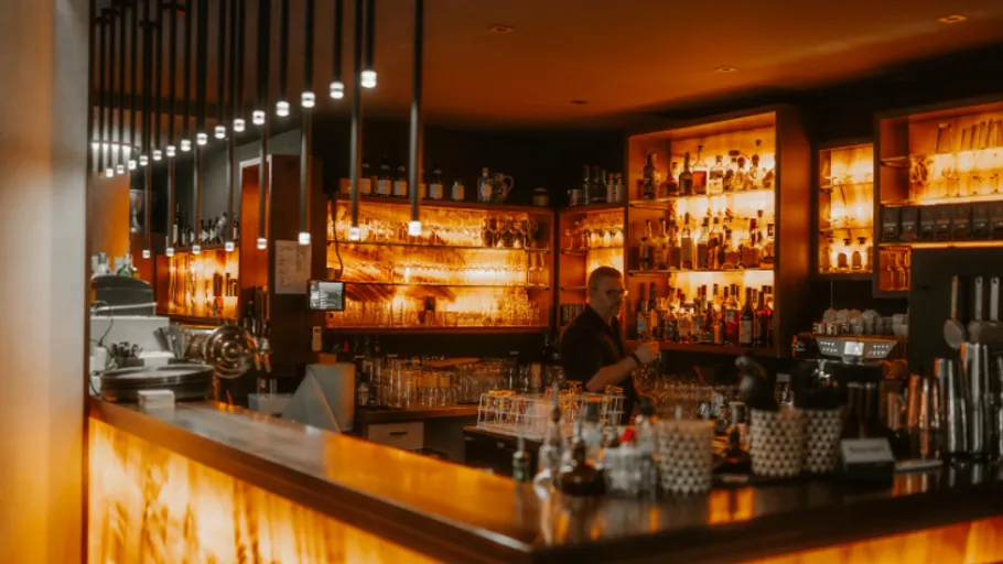 Barkeeper bereitet Getränke in einer Bar zu.