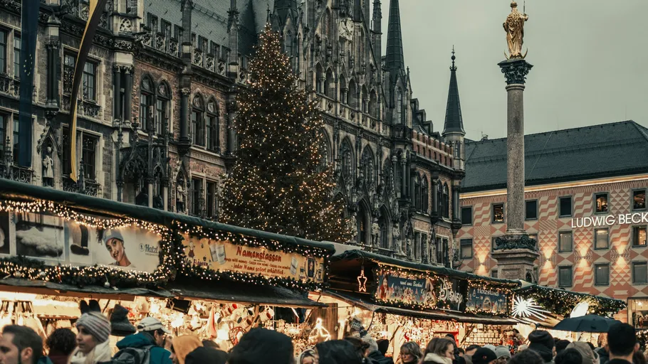 Weihnachtsmarkt mit Ständen und Dekorationen.