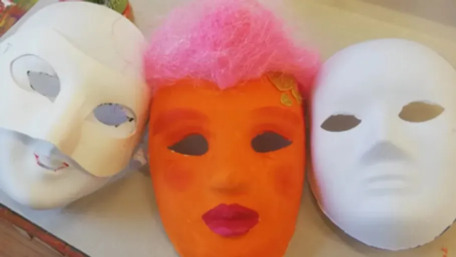 Drei Masken auf einer flachen Oberfläche.