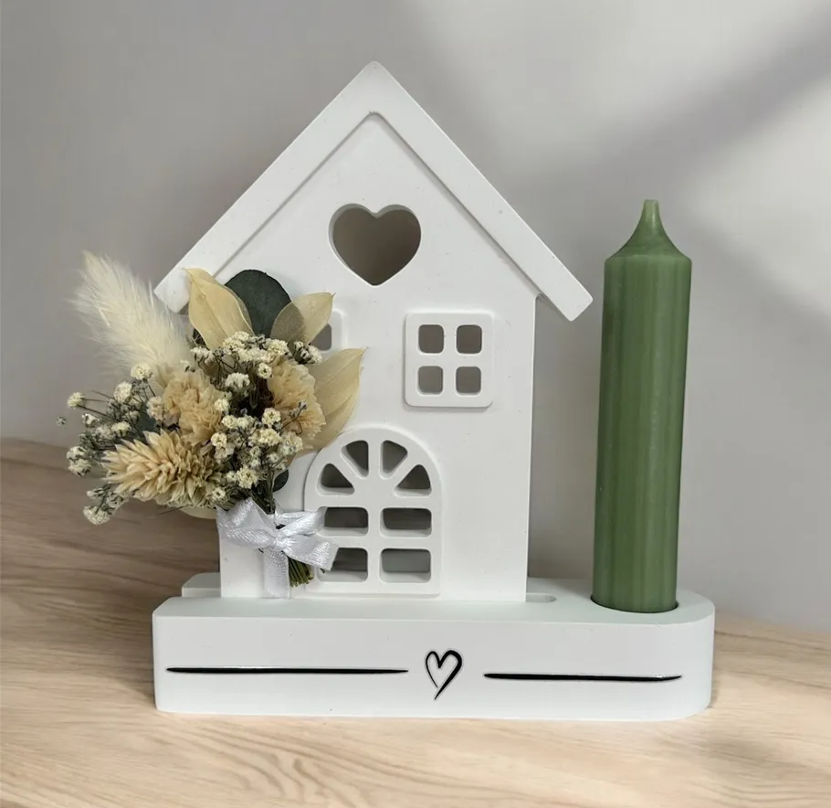 Weiße Hausdeko mit Kerze und Blumen.