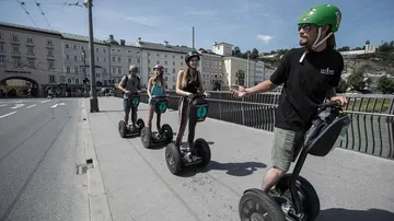 Gruppe von Menschen auf Segways in der Stadt.