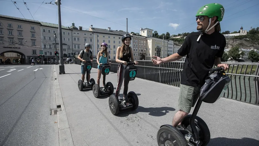 Gruppe von Menschen auf Segways in der Stadt.