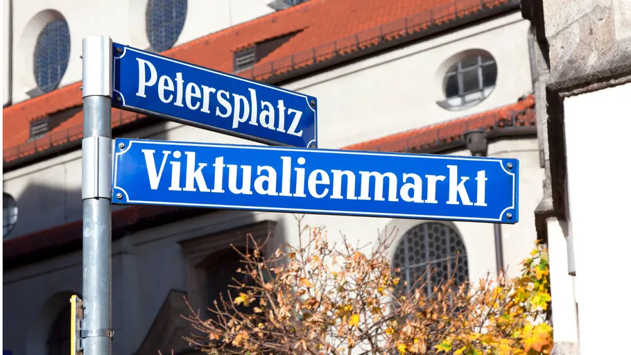 Straßenschilder vor einem Gebäude.