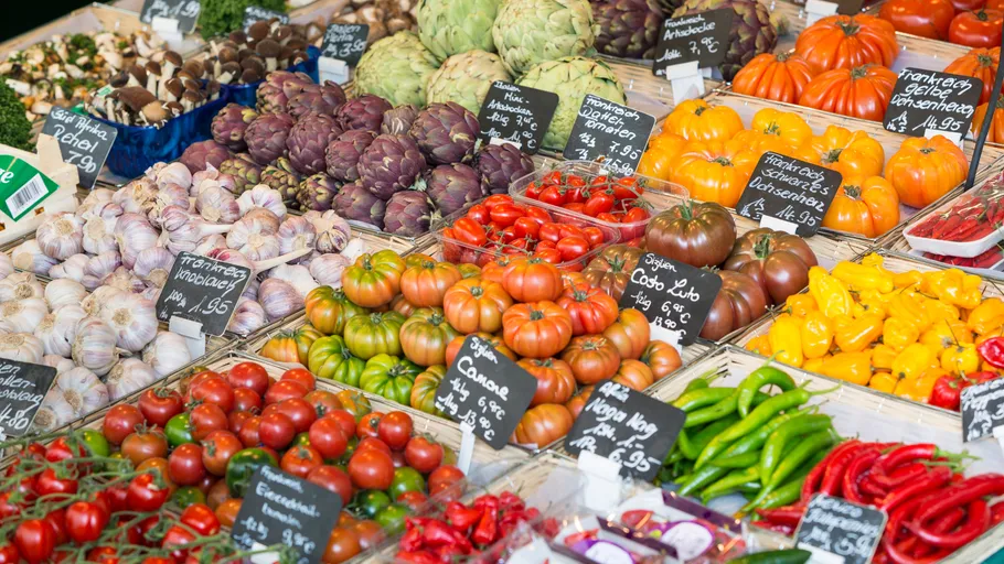 Frisches Gemüse auf einem Marktstand dargestellt.